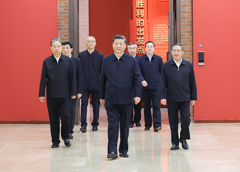　　10月27日，中共中央總書記、國家主席、中央軍委主席習(xí)近平帶領(lǐng)中共中央政治局常委李強(qiáng)、趙樂際、王滬寧、蔡奇、丁薛祥、李希，瞻仰延安革命紀(jì)念地。這是習(xí)近平等在延安革命紀(jì)念館，參觀《偉大歷程——中共中央在延安十三年歷史陳列》。