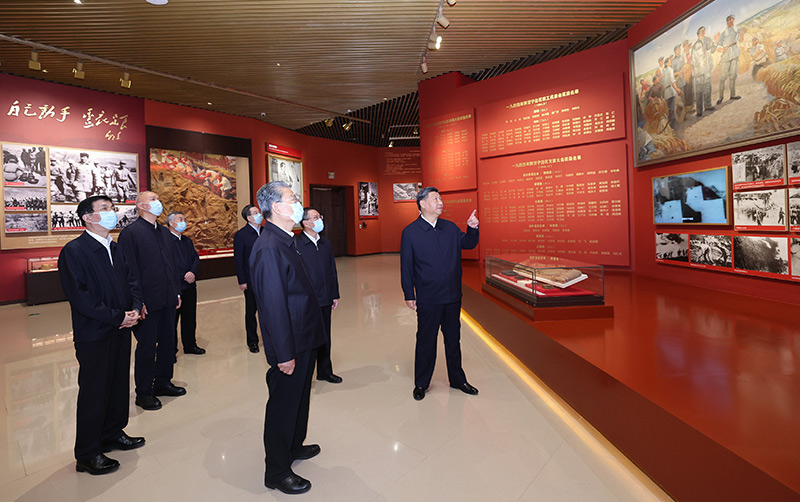 　　10月27日，中共中央總書記、國家主席、中央軍委主席習(xí)近平帶領(lǐng)中共中央政治局常委李強(qiáng)、趙樂際、王滬寧、蔡奇、丁薛祥、李希，瞻仰延安革命紀(jì)念地。這是習(xí)近平等在延安革命紀(jì)念館，參觀《偉大歷程——中共中央在延安十三年歷史陳列》。