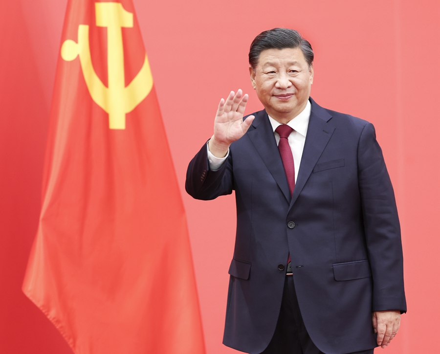 10月23日，剛剛在中國(guó)共產(chǎn)黨第二十屆中央委員會(huì)第一次全體會(huì)議上當(dāng)選的中共中央總書記習(xí)近平和中共中央政治局常委李強(qiáng)、趙樂際、王滬寧、蔡奇、丁薛祥、李希在北京人民大會(huì)堂同采訪中共二十大的中外記者親切見面。這是習(xí)近平向在場(chǎng)的中外記者揮手致意。