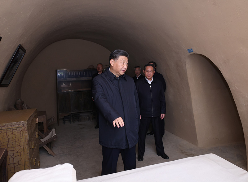 　　10月27日，中共中央總書記、國家主席、中央軍委主席習(xí)近平帶領(lǐng)中共中央政治局常委李強(qiáng)、趙樂際、王滬寧、蔡奇、丁薛祥、李希，瞻仰延安革命紀(jì)念地。這是習(xí)近平等在楊家?guī)X參觀毛澤東舊居。