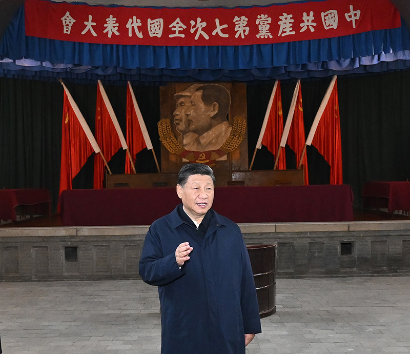 　　10月27日，中共中央總書記、國家主席、中央軍委主席習(xí)近平帶領(lǐng)中共中央政治局常委李強(qiáng)、趙樂際、王滬寧、蔡奇、丁薛祥、李希，瞻仰延安革命紀(jì)念地。這是習(xí)近平在楊家?guī)X瞻仰中共七大會址。