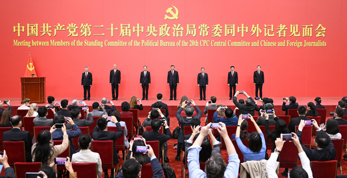 10月23日，剛剛在中國(guó)共產(chǎn)黨第二十屆中央委員會(huì)第一次全體會(huì)議上當(dāng)選的中共中央總書(shū)記習(xí)近平和中共中央政治局常委李強(qiáng)、趙樂(lè)際、王滬寧、蔡奇、丁薛祥、李希在北京人民大會(huì)堂同中外記者親切見(jiàn)面。