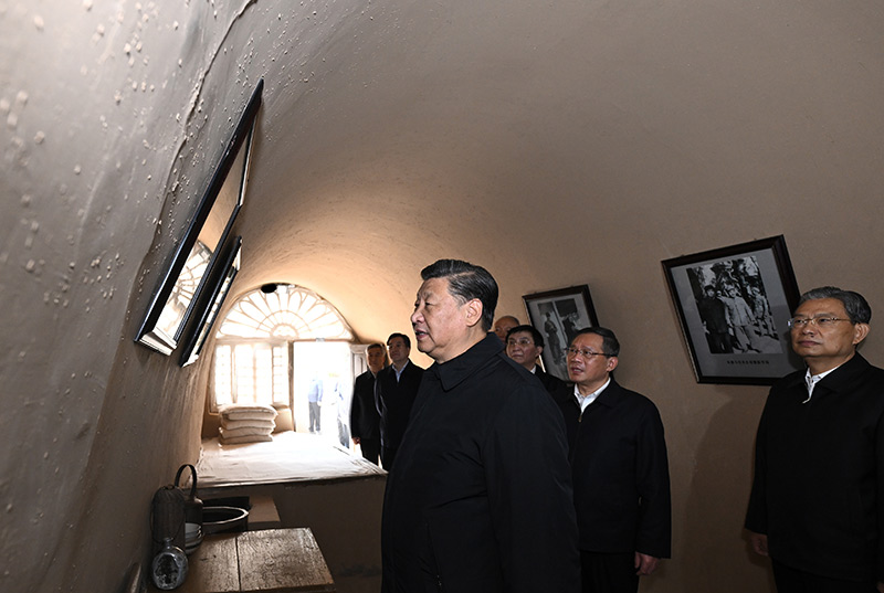 　　10月27日，中共中央總書記、國家主席、中央軍委主席習(xí)近平帶領(lǐng)中共中央政治局常委李強(qiáng)、趙樂際、王滬寧、蔡奇、丁薛祥、李希，瞻仰延安革命紀(jì)念地。這是習(xí)近平等在楊家?guī)X參觀朱德舊居。