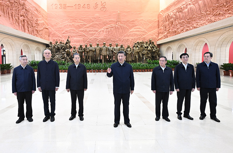 　　10月27日，中共中央總書記、國家主席、中央軍委主席習(xí)近平帶領(lǐng)中共中央政治局常委李強(qiáng)、趙樂際、王滬寧、蔡奇、丁薛祥、李希，瞻仰延安革命紀(jì)念地。這是習(xí)近平在延安革命紀(jì)念館參觀《偉大歷程——中共中央在延安十三年歷史陳列》結(jié)束時(shí)發(fā)表重要講話。