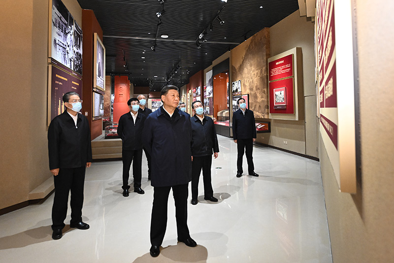　　10月27日，中共中央總書記、國家主席、中央軍委主席習(xí)近平帶領(lǐng)中共中央政治局常委李強(qiáng)、趙樂際、王滬寧、蔡奇、丁薛祥、李希，瞻仰延安革命紀(jì)念地。這是習(xí)近平等在延安革命紀(jì)念館，參觀《偉大歷程——中共中央在延安十三年歷史陳列》。